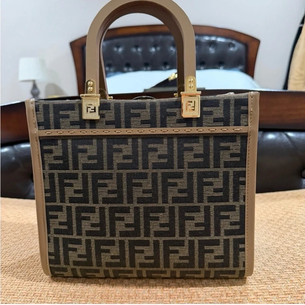 Fendi small sunshine tote bag + extra 900 dollar double sided strap included - Picture 7 of 11